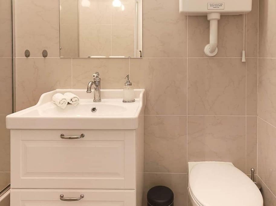Apartment Loft Bed With Free Parking, 2 Bikes! Self Check In, Wi-fi, Ac *
