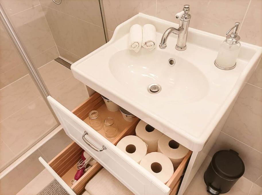 Loft Bed With Free Parking, 2 Bikes! Self Check In, Wi-fi, Ac Apartmán *