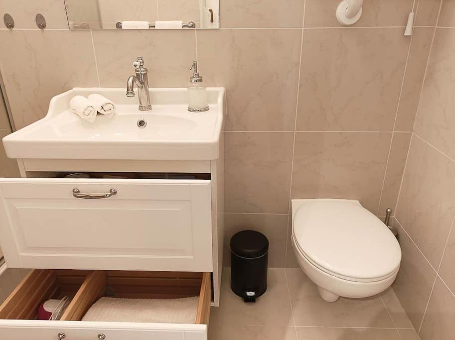 Loft Bed With Free Parking, 2 Bikes! Self Check In, Wi-fi, Ac Apartmán *