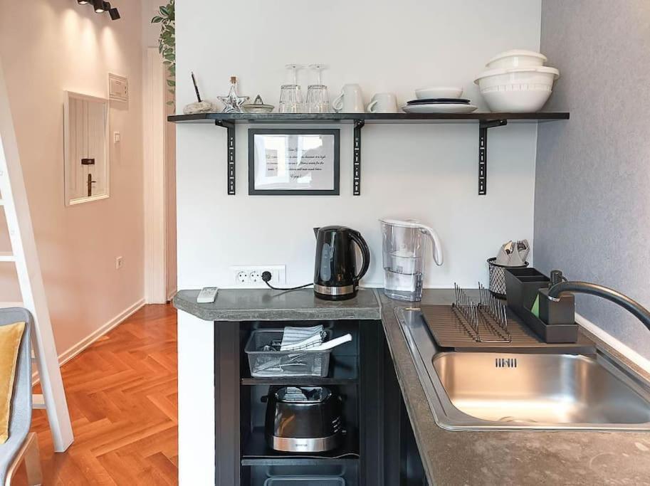 Loft Bed With Free Parking, 2 Bikes! Self Check In, Wi-fi, Ac Apartmán *